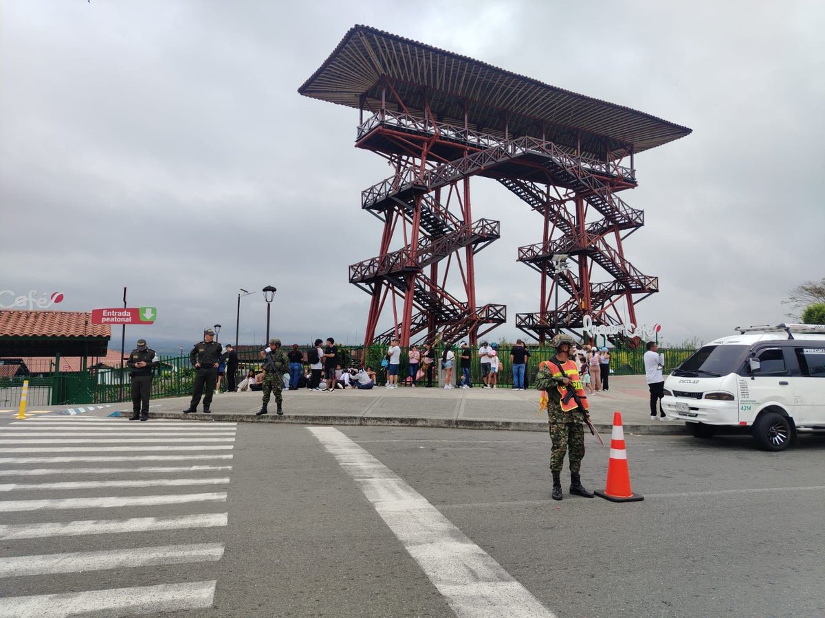 Ejercito_Div5's tweet photo. En la via Montenegro, Pueblo Tapao, #Quindío, los soldados del Batallón de Ingenieros de Combate N.°8, velan por la seguridad de los visitantes que se encuentran disfrutando del @Parcafeoficial al culminar esta Semana Mayor. 
#ViajeSeguro #OctavaBrigada https://t.co/kVjve7FzTl