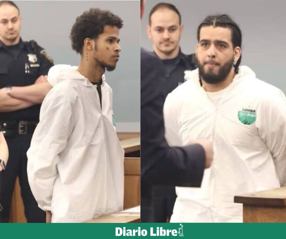 DiarioLibre's tweet photo. 🇺🇸|#DiarioLibreUSA | Cuatro dominicanos enfrentan hasta 15 años de prisión tras una persecución en Long Island que dejó a un oficial gravemente herido. 
Son acusados de integrar una banda dedicada al robo de convertidores catalíticos. 🛠️⚖️
🔗https://t.co/dwZCEeyfCx

#DiarioLibre #NuevaYork #LongIsland #Dominicanos #Sucesos