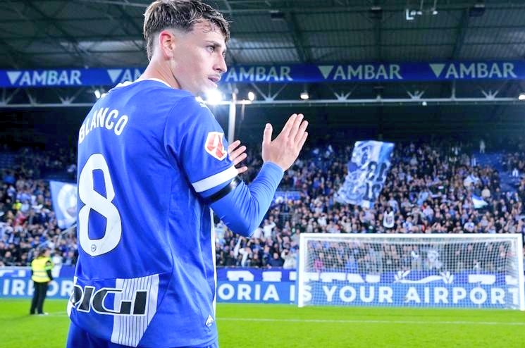 El fútbol de Mendizorroza pasa por Antonio Blanco, pero también pasa por su esfuerzo, sacrificio y su entrega en el plano físico. 

El capitán del Deportivo Alavés está llamando a la puerta de grandes proyectos. 

8/11 duelos ganados.
🤕3 faltas recibidas.
⚽Excelso con balón.