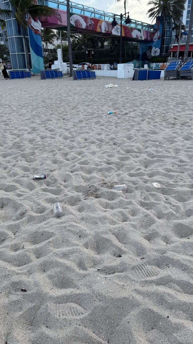 JakeLonsway's tweet photo. Towels and trash on beach, no staff in sight. Cannot tag @Westin in photos. https://t.co/UMe091rg70