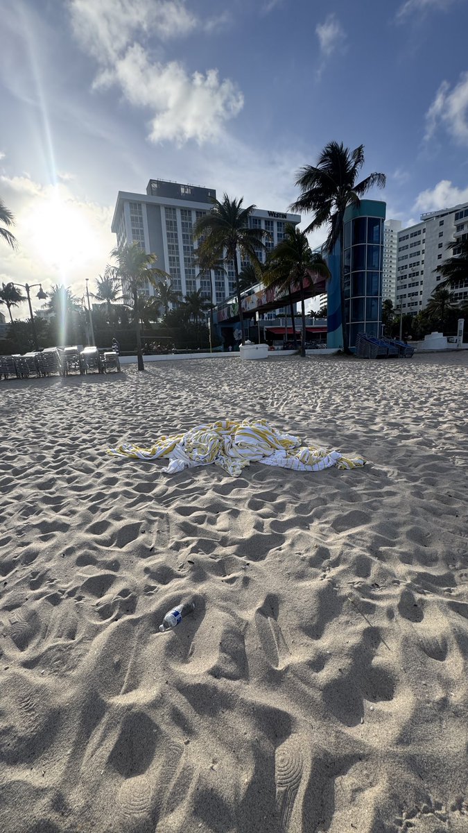 JakeLonsway's tweet photo. Towels and trash on beach, no staff in sight. Cannot tag @Westin in photos. https://t.co/UMe091rg70