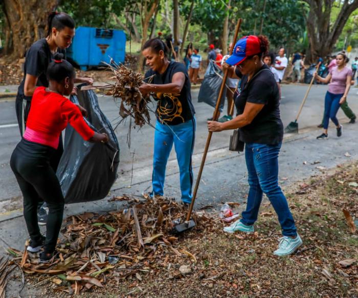 💪🇨🇺| Cuando se multiplica el esfuerzo joven

El miembro del Buró Político y primer ministro, Manuel Marrero Cruz, participó en una jornada productiva en el Palacio de la Revolución, donde destacó que tareas como estas multiplican el bienestar de todos.