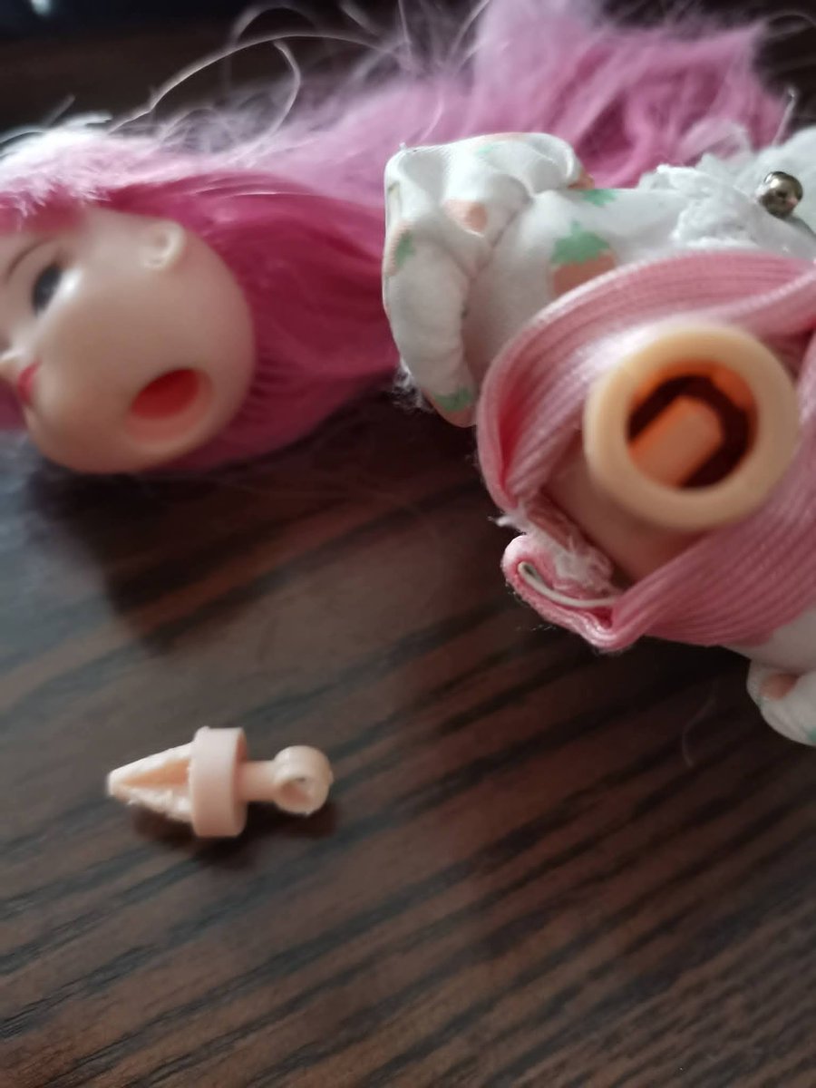 subuta2525's tweet photo. 大切なリカちゃんの頭が取れ、おねえちゃんがうろたえていた

私の約58年前のリカちゃんと仕組みが違う

パーツが中に…
ヤットコ失敗、目打ちで取れた
本体が前後に離れるとまた首が取れそうなので首を糸で巻いて補強し復活
おねえちゃん安堵♪
(*´ `*)
 #リカちゃん  #人形  #修理  #首
 #取れた https://t.co/Wsigc8gfC1