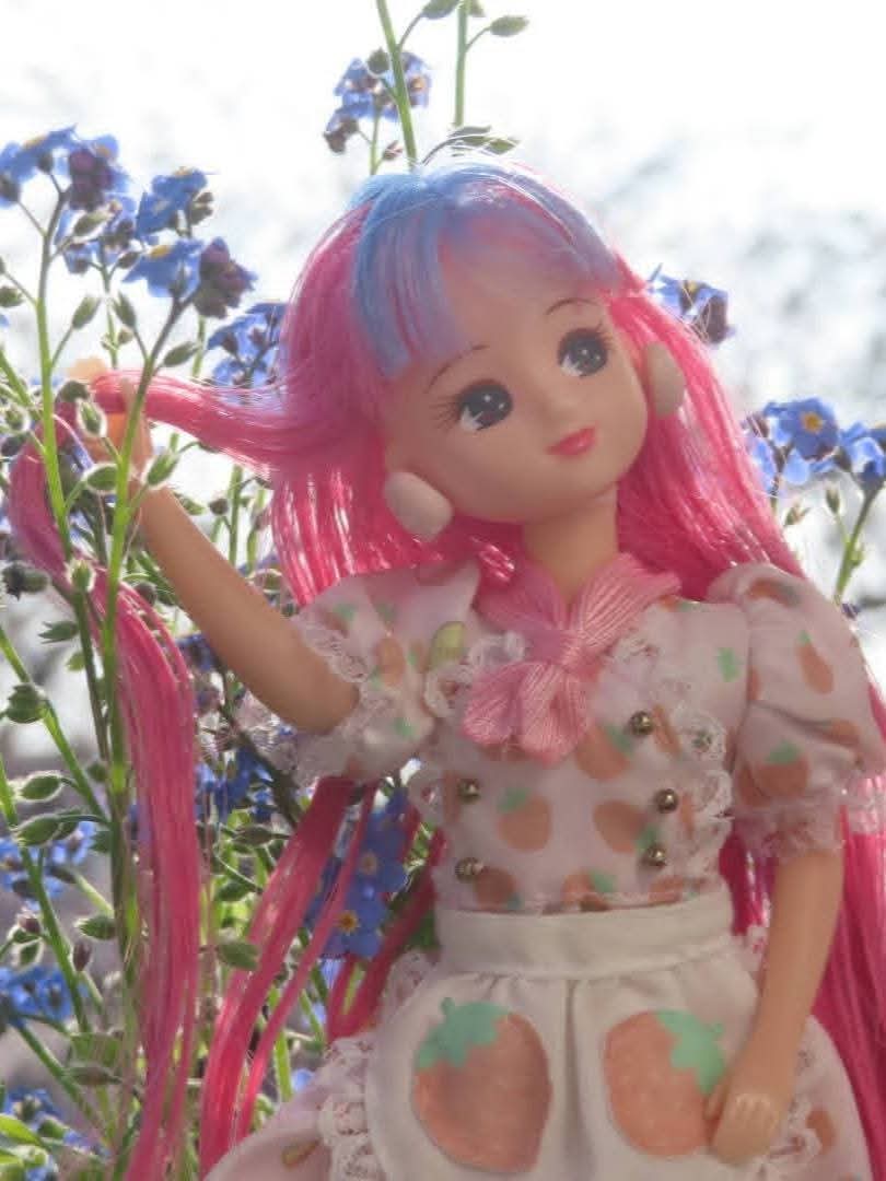 subuta2525's tweet photo. 大切なリカちゃんの頭が取れ、おねえちゃんがうろたえていた

私の約58年前のリカちゃんと仕組みが違う

パーツが中に…
ヤットコ失敗、目打ちで取れた
本体が前後に離れるとまた首が取れそうなので首を糸で巻いて補強し復活
おねえちゃん安堵♪
(*´ `*)
 #リカちゃん  #人形  #修理  #首
 #取れた https://t.co/Wsigc8gfC1