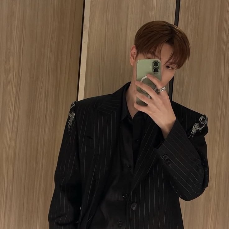 chnmnvlog's tweet photo. #chanmin au 🔞 — our secret

chn y sngmn están casados, pero no entre ellos, son hombres respetables, figuras impecables de la élite, con un secreto que no puede salir a la luz porque se buscan a escondidas, se quieren en silencio, como si amar fuera ese lujo que no pueden darse. https://t.co/u5WoudLRXn