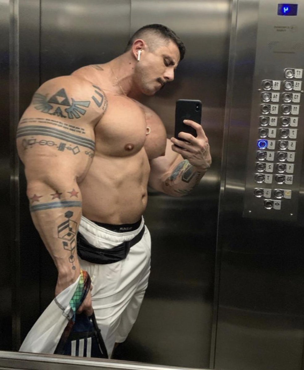 EuropeuPosturad's tweet photo. Muscle god Andres vergel https://t.co/u2syecFrtR