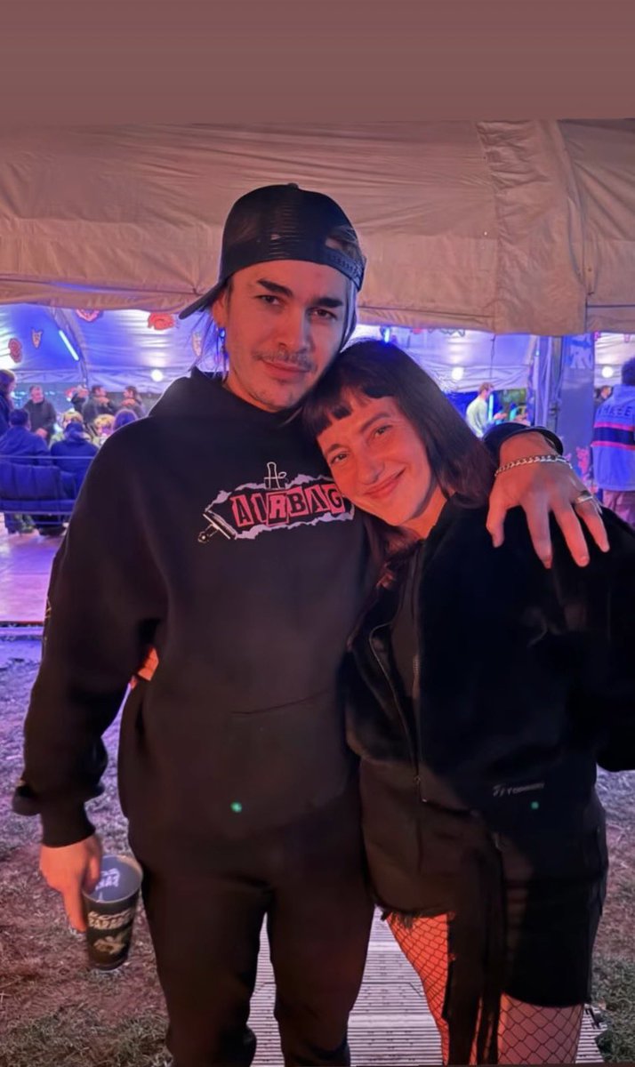 constanza tweet media