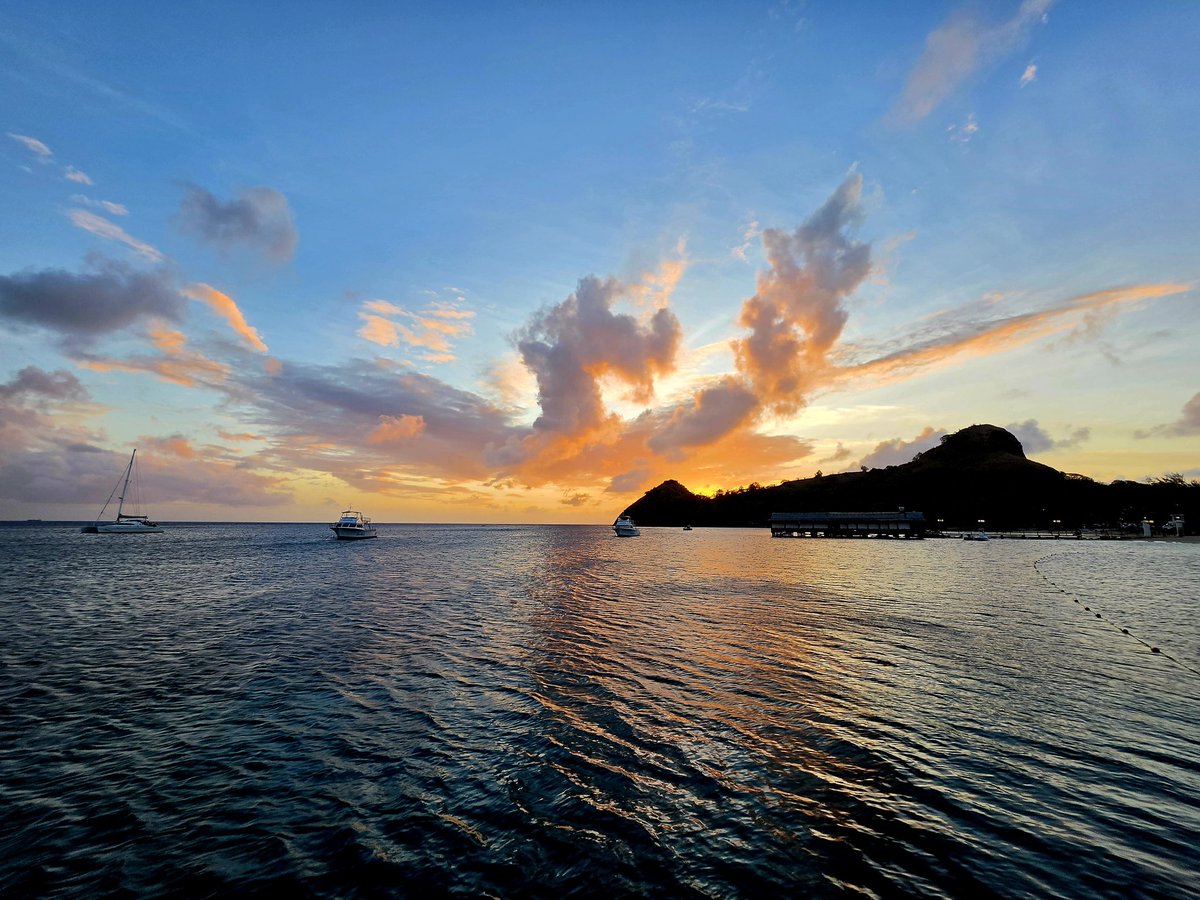 Zalazak, sada, uz aperitiv, baš kako dolikuje.