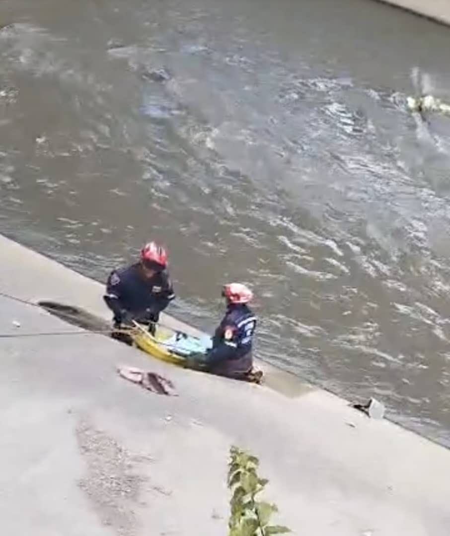 DelmiroDeBarrio's tweet image. #5Abr #Caracas 
El cadáver de una mujer fue recuperado del río Guaire por comisiones de Bomberos de Caracas y Ángeles de la Autopista a la altura de Colinas de Bello Monte en el municipio Baruta.
En el lugar hicieron presencia comisiones del CICPC, quienes iniciaron las