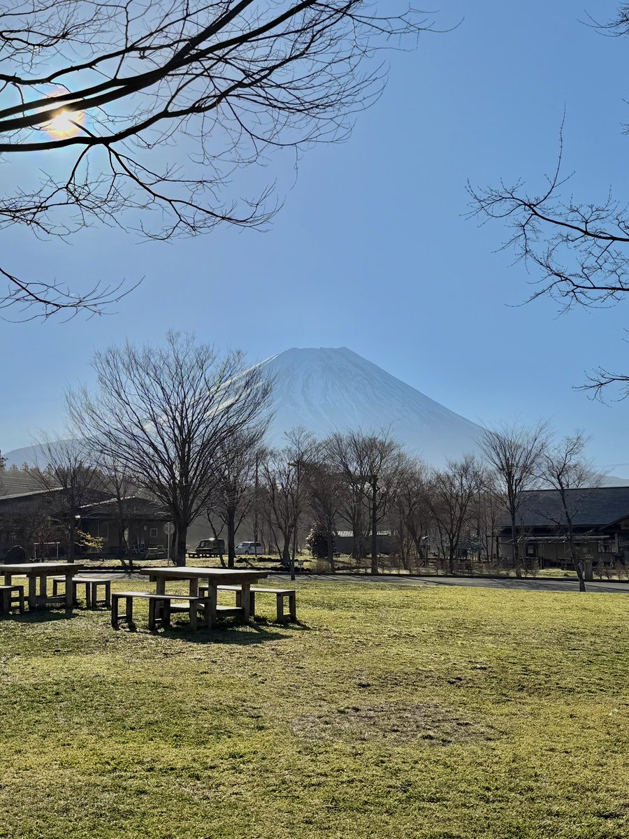 kakutani_imo's tweet photo. おはようございます(｡ρω-｡)
４/６(月)１２℃☀️

気持ちいい快晴の朝霧高原

友人のお店にコーティングをお願いした
エクストレイルが戻ってくる頃です🚗
«٩(*´ ꒳ `*)۶»ﾜｸﾜｸ

本日もよろしくお願いします！
 #企業公式が毎朝地元の天気を言い合う https://t.co/wAyDKjbh8Q