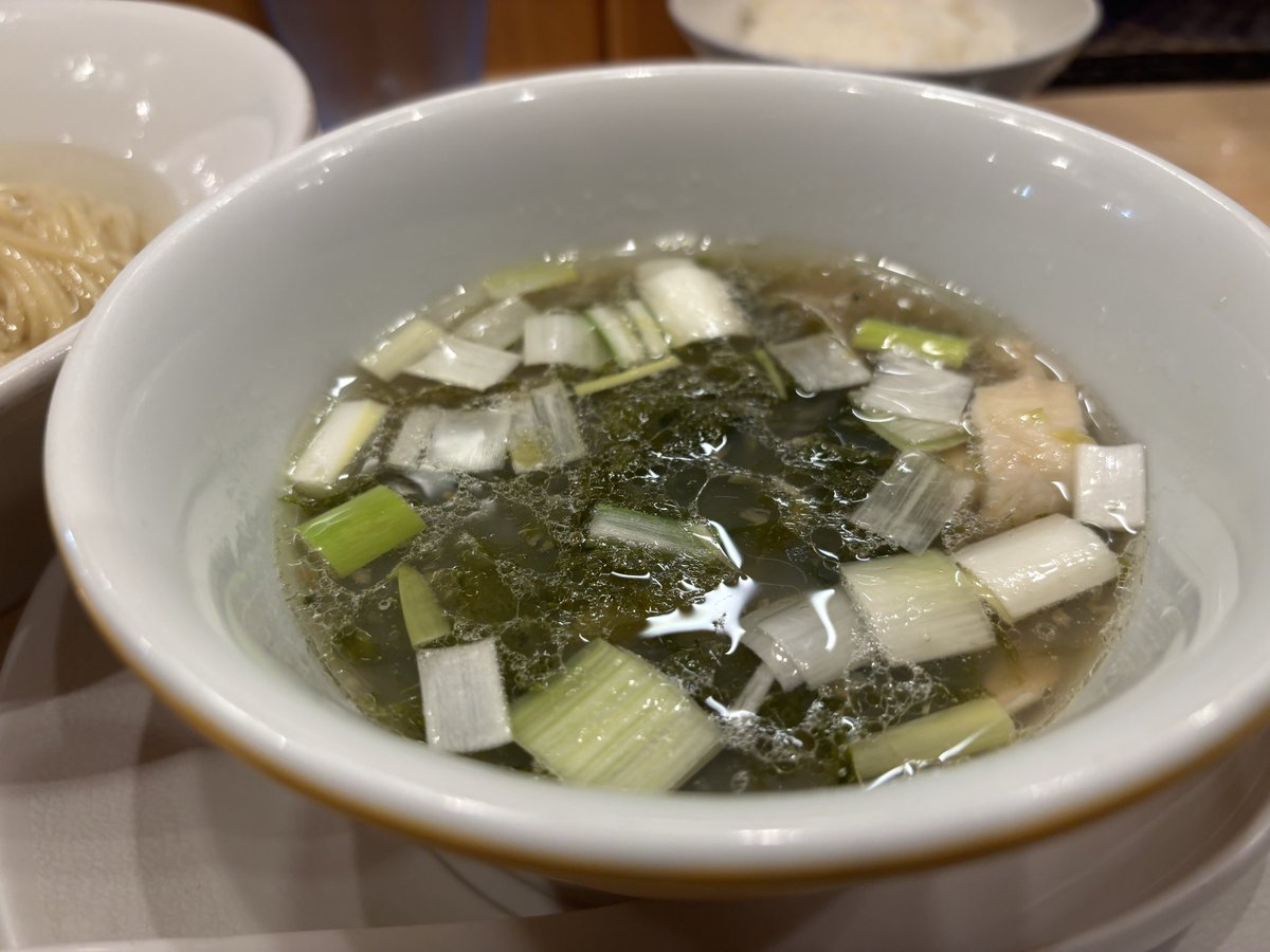 cvalda0131's tweet photo. 鶏中華そばムタヒロにて「鶏とあさりの昆布水つけ麺」

今月初の限定は２号店から。
あさりの良さを生姜が引き立てて、貝の風味の効いた一杯に仕上がってました。
昆布水でスルスルとあっという間に完食です😋

ごちそうさまでした！ https://t.co/vWYcJtaqKP