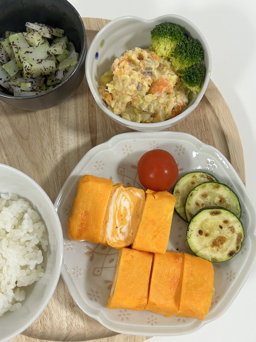chostraw_sweets's tweet photo. 今日の朝ご飯☀︎
さつまいもとにんじんのサラダは無脂肪ヨーグルトでいつも作るけど、そこに味噌を入れてみたら新しい味になった🤔 https://t.co/eJ0V8UBuoz