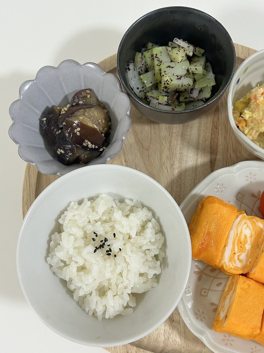 chostraw_sweets's tweet photo. 今日の朝ご飯☀︎
さつまいもとにんじんのサラダは無脂肪ヨーグルトでいつも作るけど、そこに味噌を入れてみたら新しい味になった🤔 https://t.co/eJ0V8UBuoz