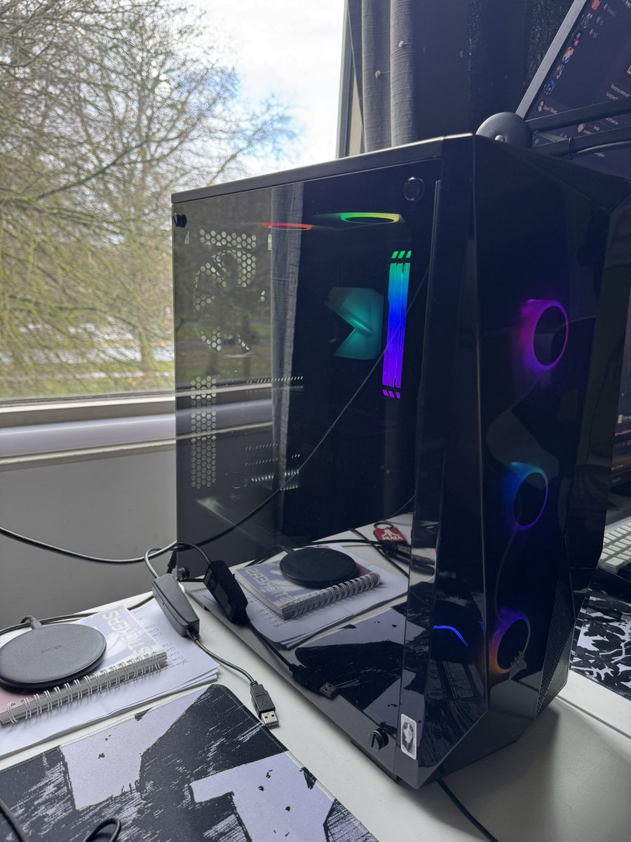 FatherFrankVR's tweet photo. Can’t believe I’ve had this PC since 2020, that shit was 6 years ago GOLLYYYYY https://t.co/gGKIOp24DT