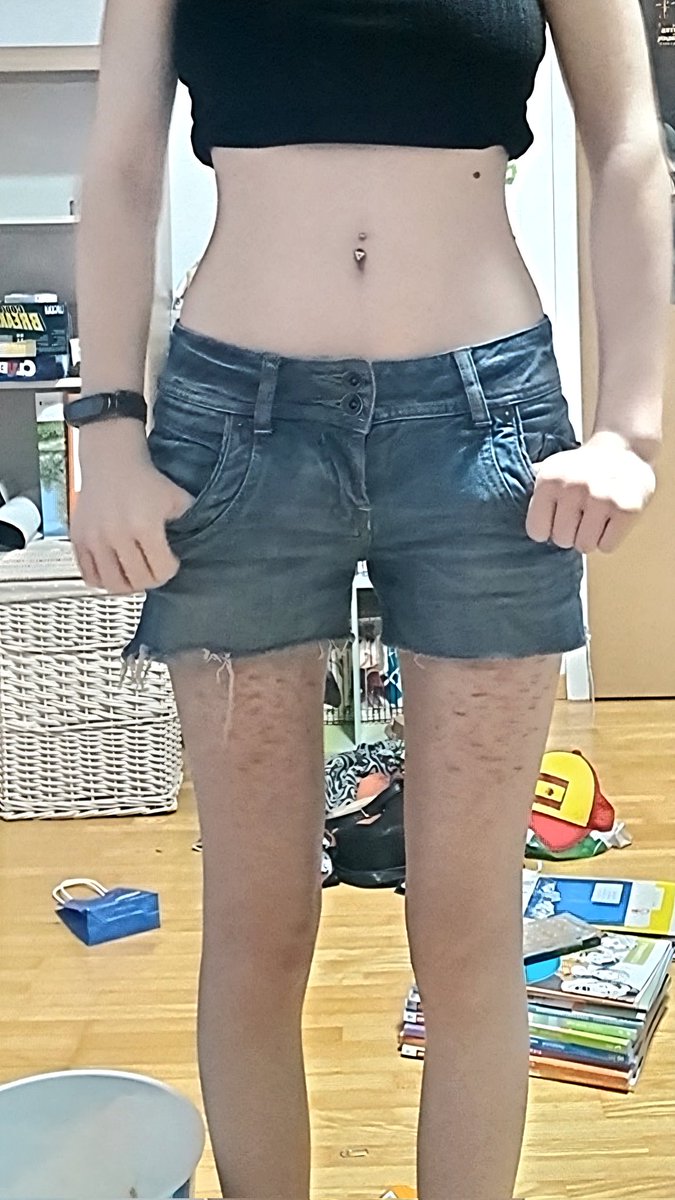 h0lyxx1nsomn1ac's tweet image. Why did my waist DEVOLVE even tho I weigh less now? Can someone explain the biology behind it?
(1 year ago vs now)
#edtwt #shedtwt #weightloss