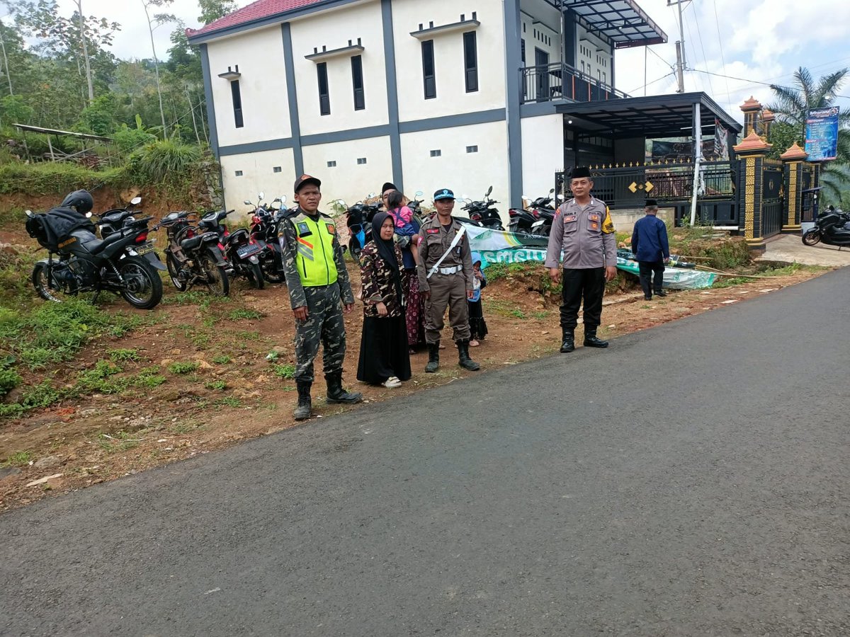 Bhabinkamtibmas desa pakel, Bripka Imam rukani bersama unsur pengamanan dari barisan ansor amankan kegiatan fatayat NU di desa binaanya.