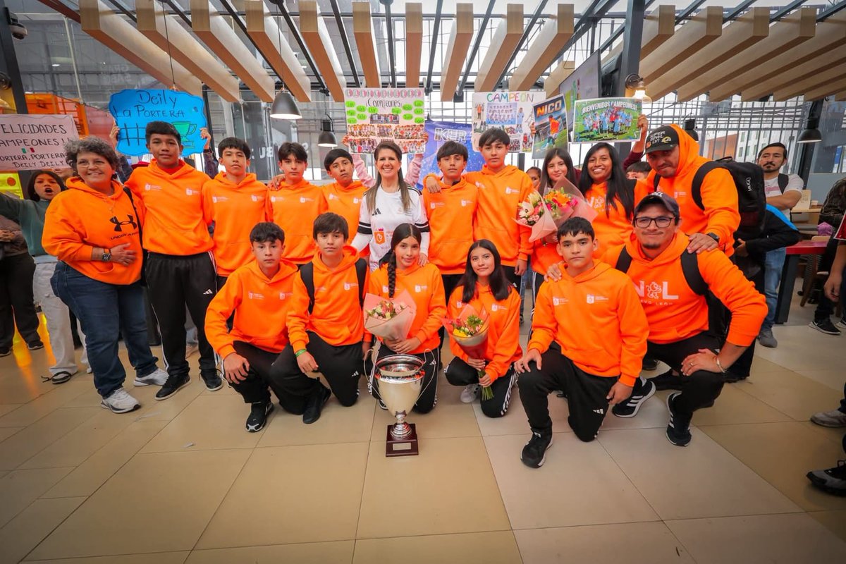 QuadratinNL's tweet photo. 🏆 Martha Herrera recibe en el aeropuerto al equipo campeón del World Challenge 2026 en Madrid. Orgullo de Nuevo León que destaca disciplina, talento y el impulso de Centros Comunitarios para jóvenes atletas. #NuevoLeón #OrgulloRegio #Deporte https://t.co/do7xqSjeGR