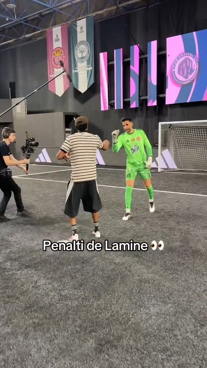 لامين يامال لا يعرف الفشل حتى في كينغز ليغ! النجم الشاب لامين يامال ظهر في Kings League لتنفيذ ركلة الرئيس والنتيجة؟. هدف بكل ثقة ودقة. موهبة استثنائية تؤكد نفسها في كل مكان، سواء على الملاعب الكبرى أو في أجواء التحديات الترفيهية. يامال يواصل إثبات أنه نجم الحاضر والمستقبل 