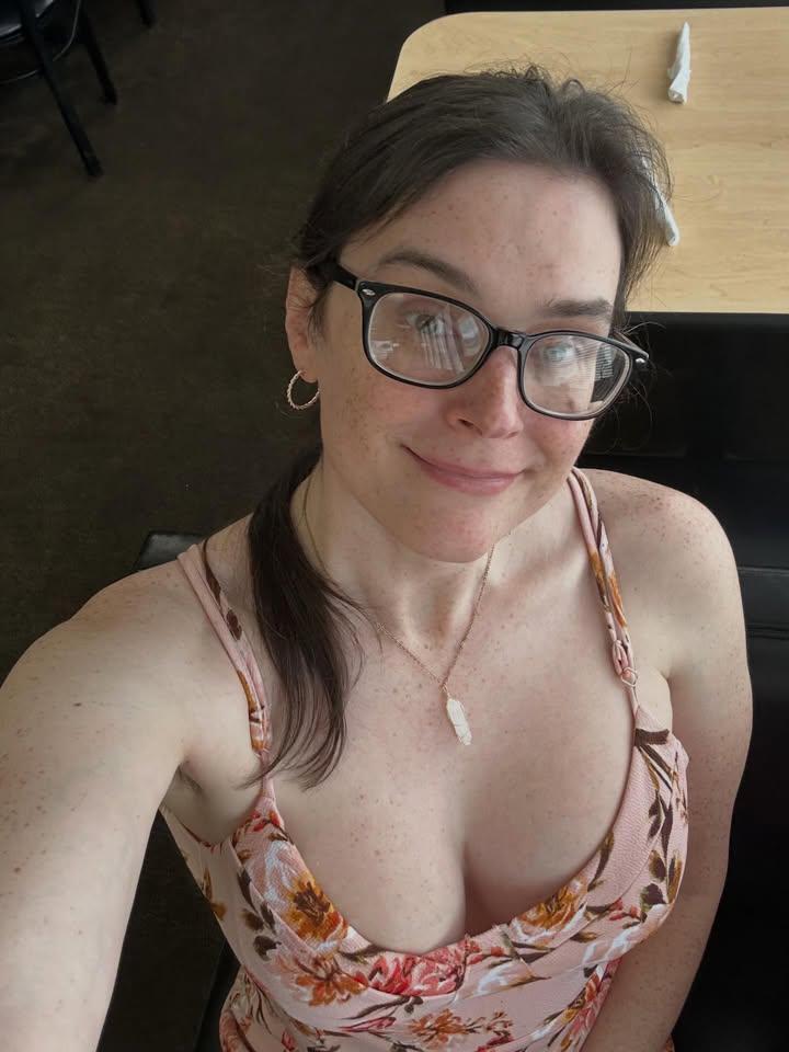 michelleskridge's tweet photo. Happy Easter, to those who celebrate it! Instead of heading to the family home in the country, I just got dressed up in a little floral number and met my parents in town at the local buffet, which was good! https://t.co/zO2kOa65nO