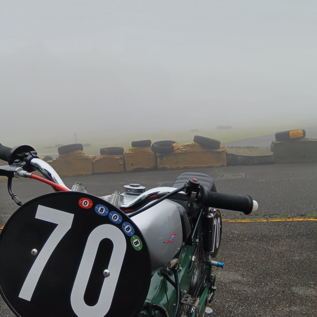 solarbike3's tweet image. 昨日の白糸は濃霧で午前のレースはキャンセル、午後からスプリント1本と2時間耐久レースを楽しみました。耐久の軒下レーシングは3人で完走できました😄。レース関係者の皆様、参加させて頂き、ありがとうございました🙇
#スーパーカブ 
#C100