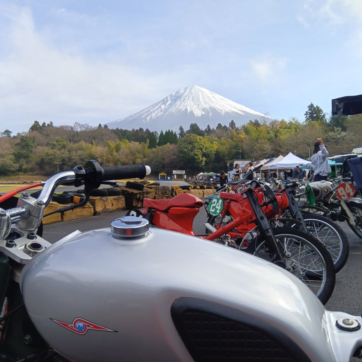 solarbike3's tweet image. 昨日の白糸は濃霧で午前のレースはキャンセル、午後からスプリント1本と2時間耐久レースを楽しみました。耐久の軒下レーシングは3人で完走できました😄。レース関係者の皆様、参加させて頂き、ありがとうございました🙇
#スーパーカブ 
#C100