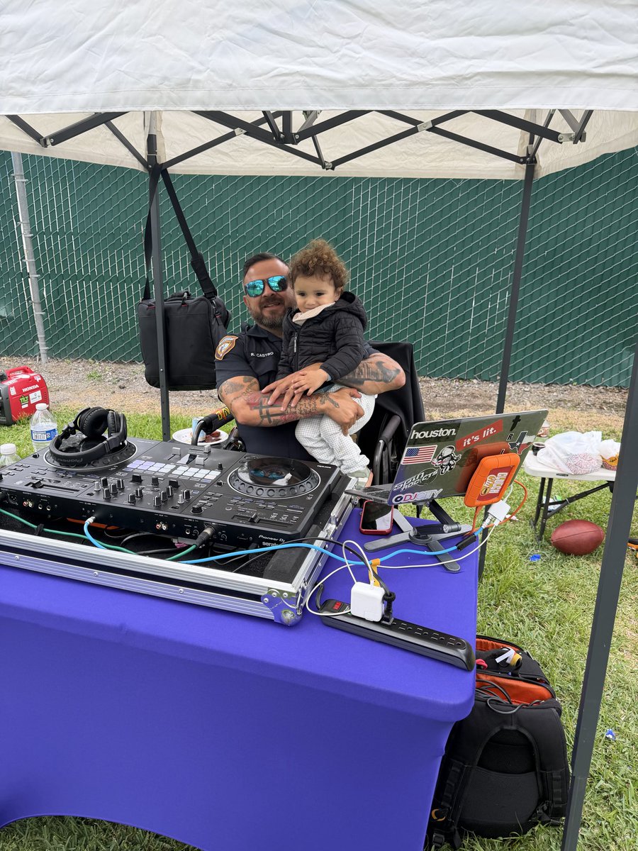 HCSO_Parks's tweet photo. Deputies are out enjoying Easter Sunday at Bay Area Park, spending time with the community. https://t.co/Yai82VHPD3