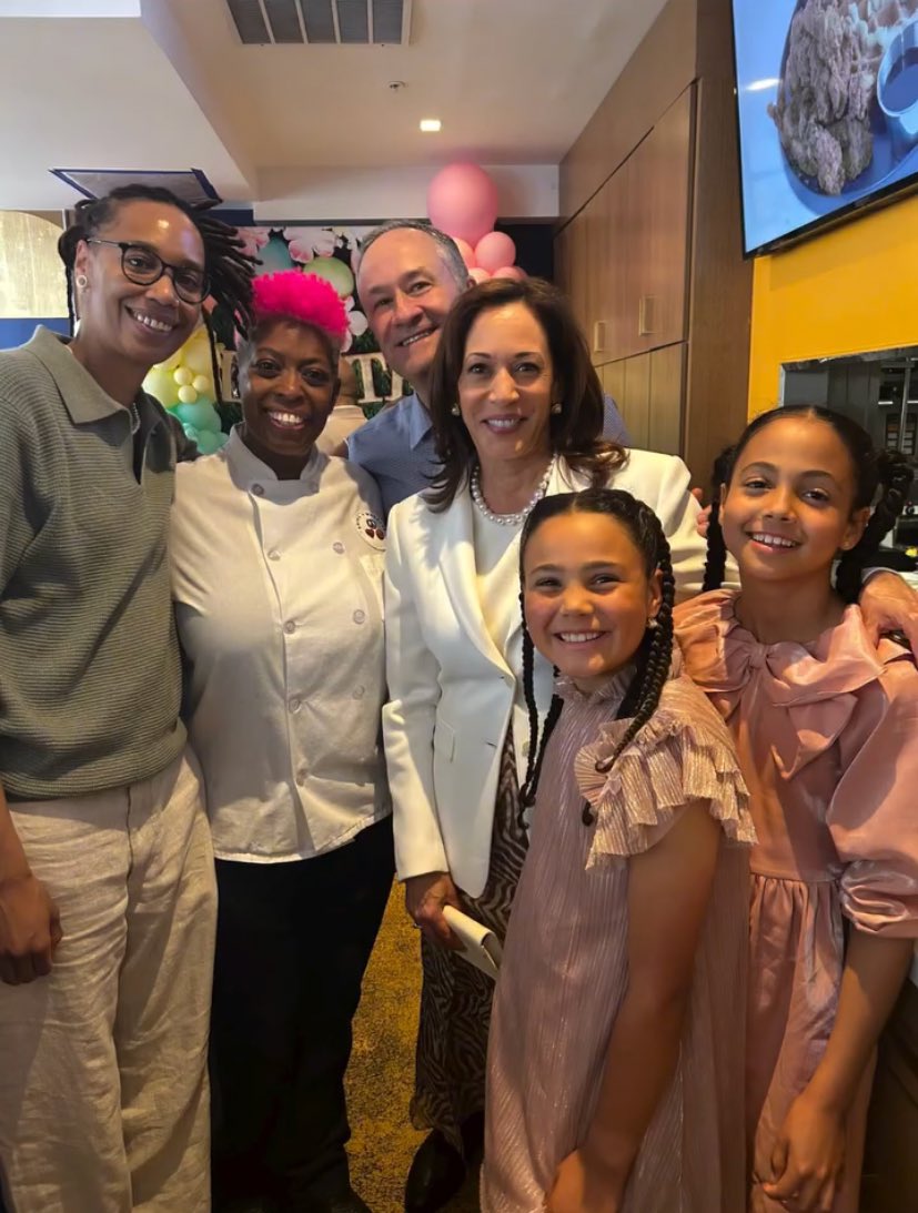 skylikeajedi's tweet photo. Vice President Kamala Harris, @DouglasEmhoff and there family at Gritz N Wafflez today. 💛

📸: gritznwafflez https://t.co/1JzrRuElQk