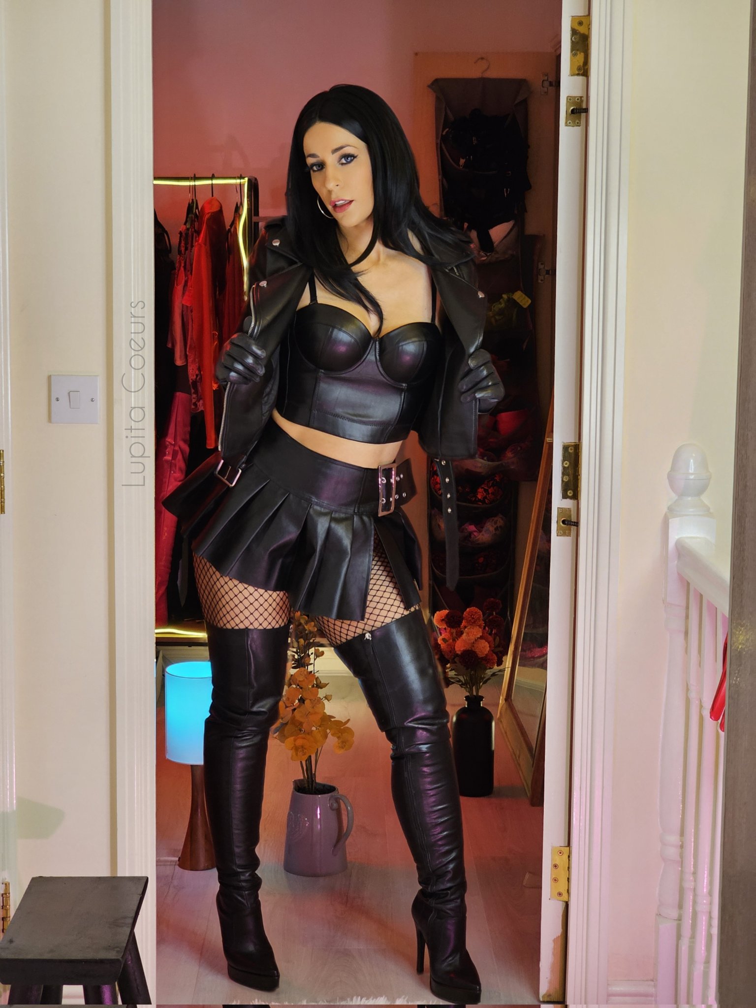 Does leather look better on brunettes?🖤 https://t.co/ZKJj6EHfwB