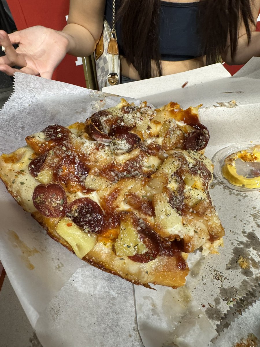 iansbrash's tweet photo. This girls pizza looked so fire last night I stole a picture and pretended I ordered it https://t.co/6V5T20Fkyt