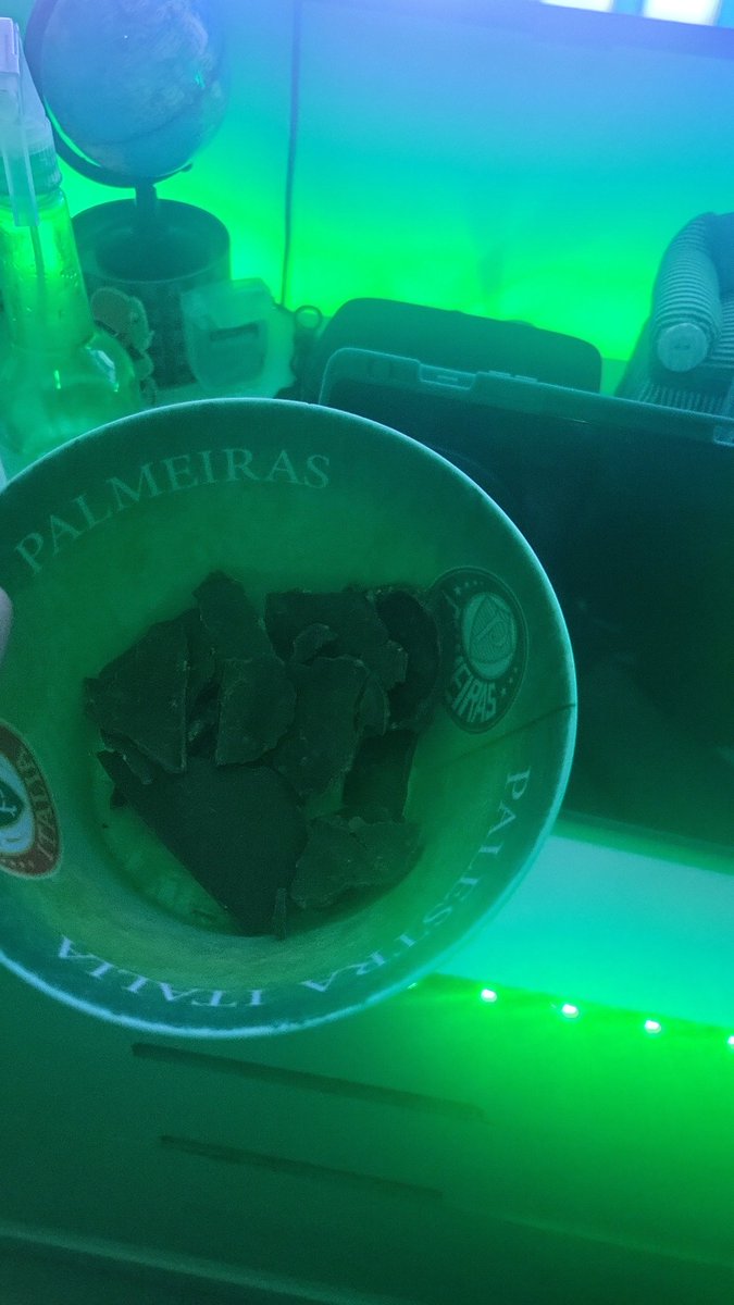 Pedro_Mendonca8's tweet photo. Aproveitando a Páscoa pra comer chocolate vendo o jogo #CharlaNoPremiere https://t.co/kJXZSck8eZ