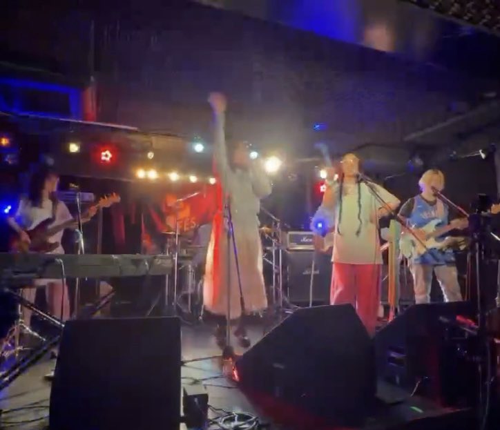 しのしの tweet media