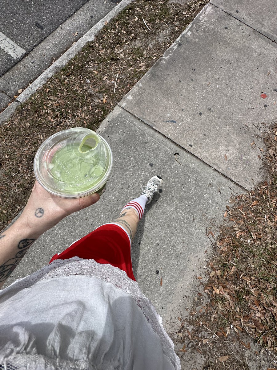 DaddyFapcake's tweet photo. Did some cafe hopping with friends today! It’s time for you to reimburse 🥰

$8 (the cheapest one was actually the best!)
$18 (least fav, the matcha was just green milk)
$12 (mid coffee, delicious muffin) https://t.co/ytvVw1pz8u
