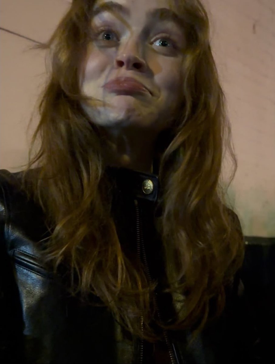 b🐝- MET SADIE SINK tweet media