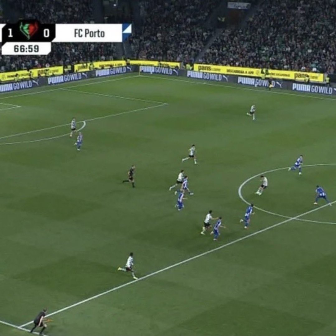 1 -O assistente devia aplicar o protocolo e deixar seguir o lance e é o MAIOR ESCÂNDALO da época.
2 -O assistente levanta a bandeira e marca fora de jogo quando o jogador AINDA está no seu 1/2 campo.  Aqui aplicar o protocolo seria um abuso.
1                               2