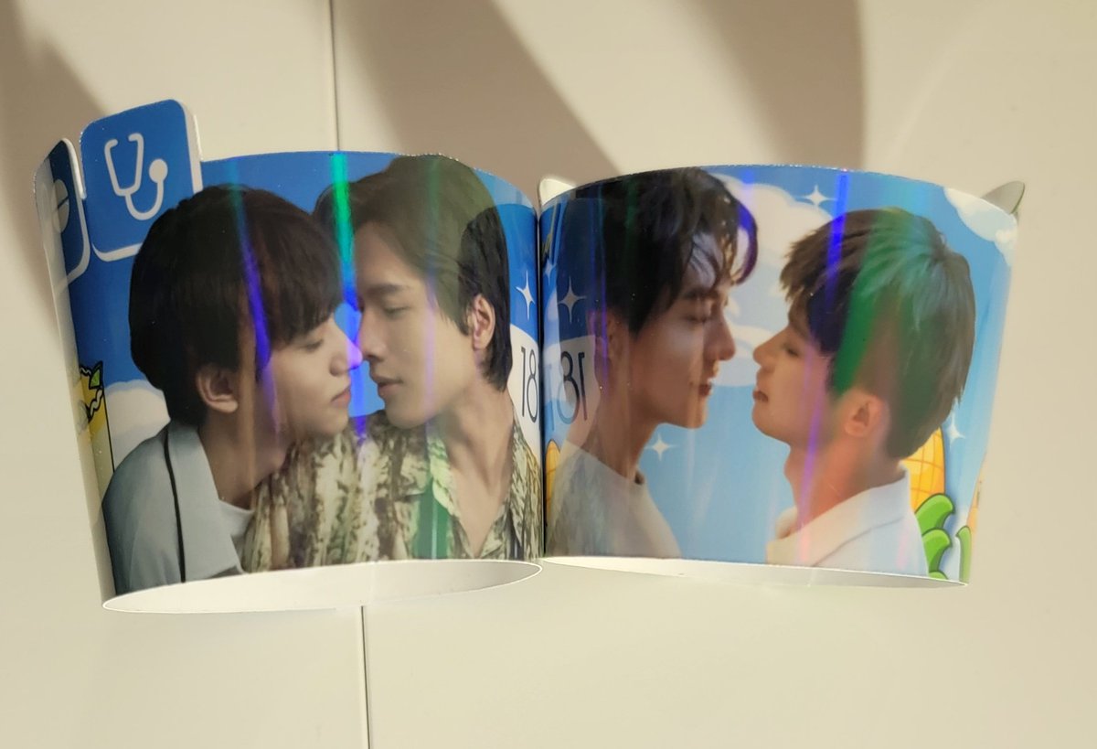 BorahaeCrew's tweet image. I don’t have the best lighting but here they are once you attach the ends together. I meant to add this earlier. Cupsleeve events are really popular in the K-pop community and even though it’s a small item, it’s a fun way to motivate people to come out and show their love