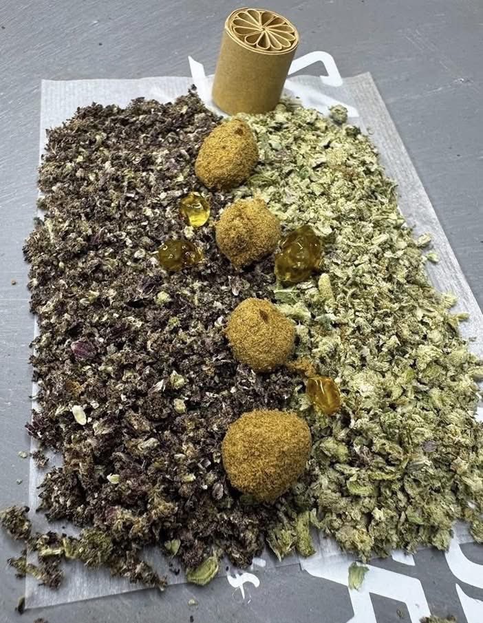 _StonersRUs_'s tweet photo. Half &amp; half with kief balls 🤤💨 https://t.co/Xjpxw3UPoI