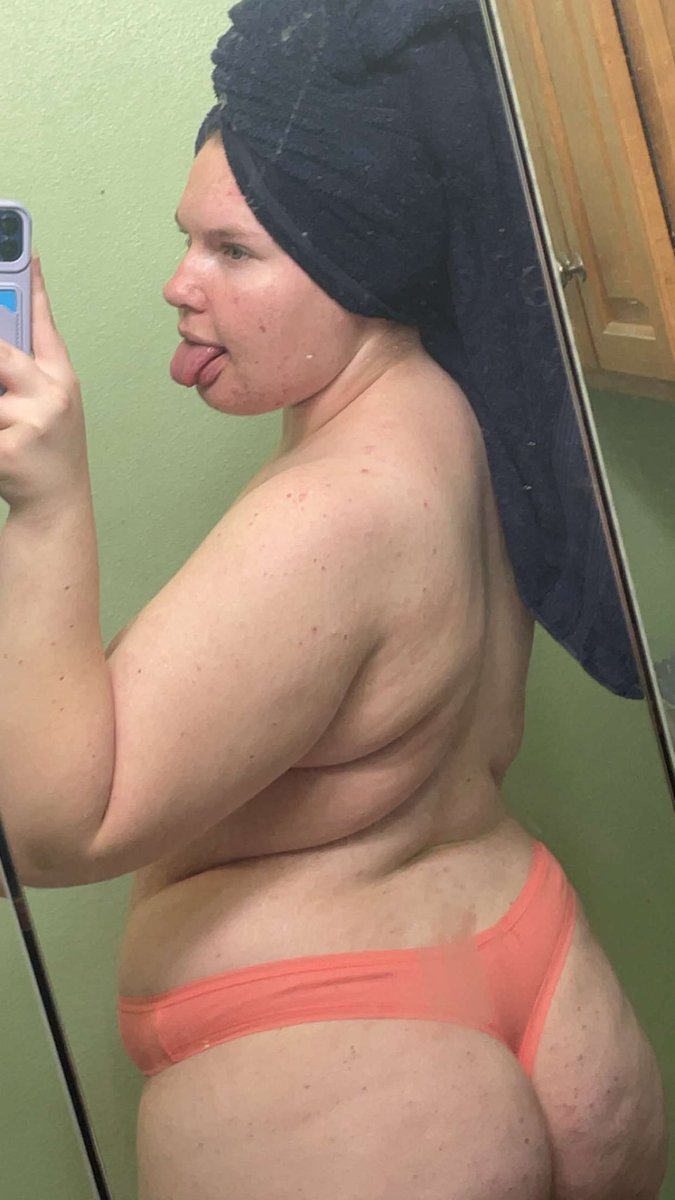 zoexbear261's tweet photo. Who wants cake? 🎂 #CakeTime #snowbunny https://t.co/iB3Wz3BzB6