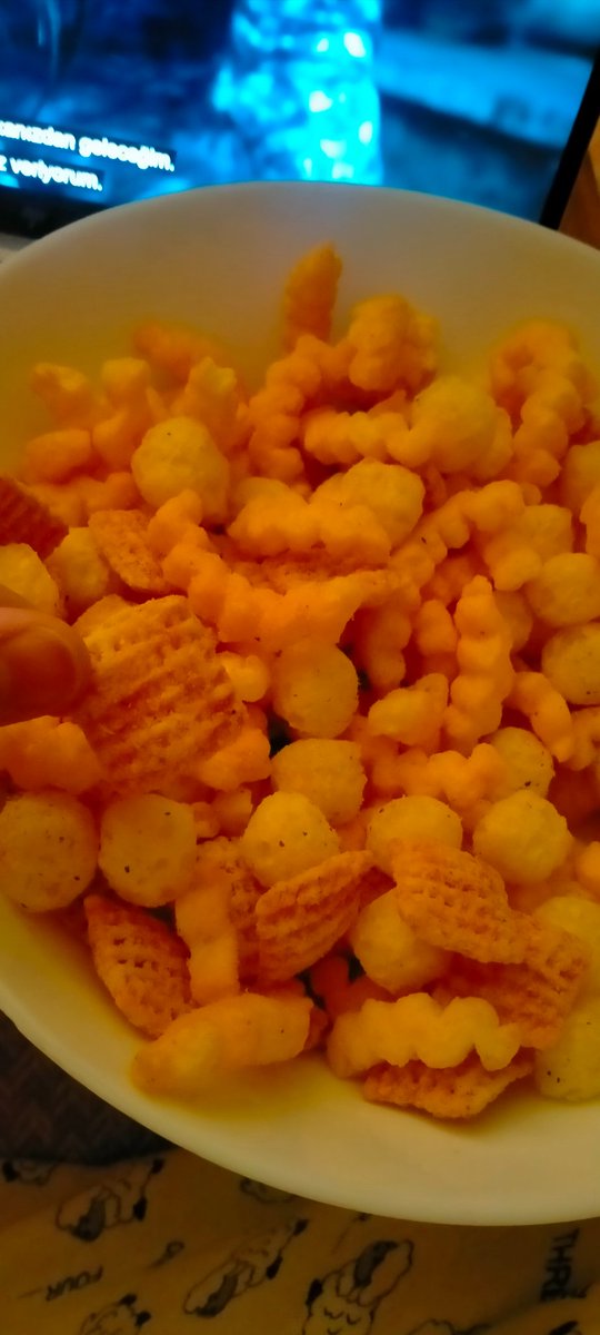 eck1623's tweet photo. Cerezza nın kokteyl cipsinden yiyorum ve hep kareli olanlari yiyip diğerlerini bırakıyorum neden sadece kareli olan cips yapmıyorlar en iyisi o 🥲@cerezzatr https://t.co/iyHjrbuVnQ