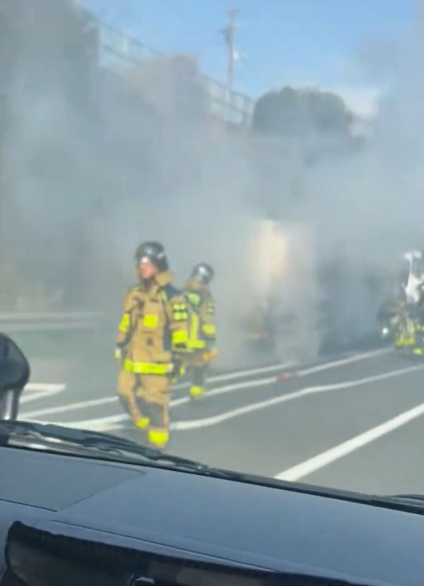 Gt8VUlzRG7buafO's tweet photo. 【火事情報】#交通情報 保土ヶ谷バイパス 下り 横浜市旭区南本宿IC付近 タンクローリー燃える車両火災事故で規制渋滞4月6日 #横浜 #保土ヶ谷 #火災 : ニュース速報あれこれ総合 https://t.co/RFuespgRU6 #NHK #横浜市 火事消防車サイレン場所出動月曜日朝から https://t.co/qILaCxPD8O