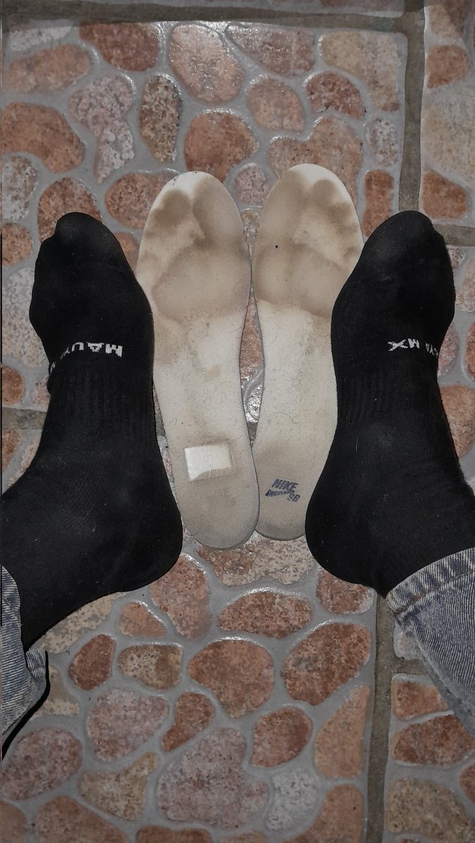 Sudor sudor y mas sudor, como resultado tendrás una peste embriagadora qué solo narices fuertes podrán soportar, serás uno de ellos?

#stinkysocks #blacksocks #dirtysoles #sweatysoles #sweatysock #feetboyfetish #boyfeet