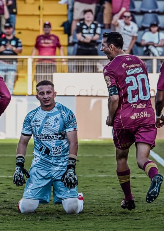 - Se le resbaló el primer gol
- Le mandaron un misil en el segundo
- Fue a comer uvas en el tercero
- Salió a cazar mariposas en el cuarto

Me encanta la justicia divina contra las ratas que pierden tiempo