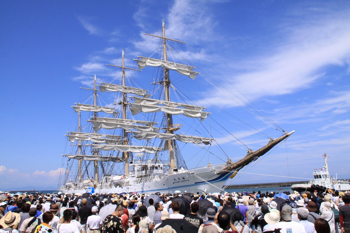 @doboku_shizuoka 写真は帆船海王丸ですが、なかなか帆船が帆を張るシーンは観られませんね。2015年に御前崎港で展示してくれました。