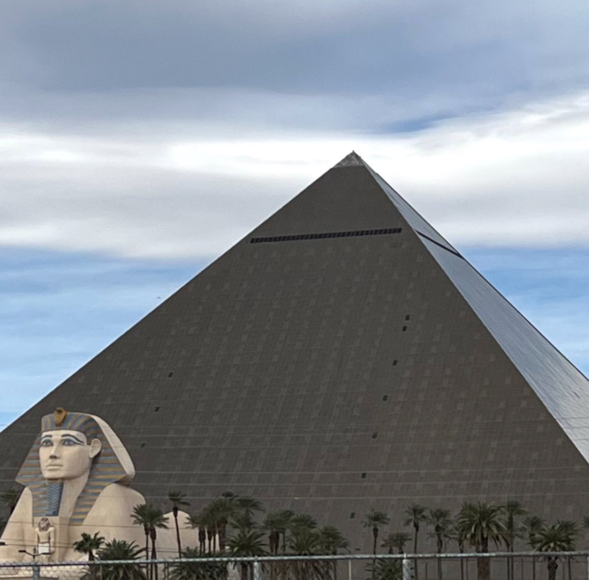 elguerolanchero's tweet image. #misc #road #vegas #luxor #archives
