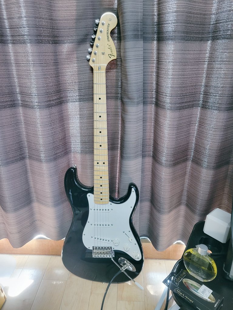 junjun4389's tweet photo. 朝練🎸
今まで色々🎸改造しましたが
初めてドンピシャに決まりました♪
アン直でVOLUME9に絞って
このPickを使えば…
「A Light in the Black👊🌈」
の音が堪能できてしまう🤗♪
久々に弾いたが曲が長すぎて
疲れます😵‍💫 https://t.co/r9BEpNnYze