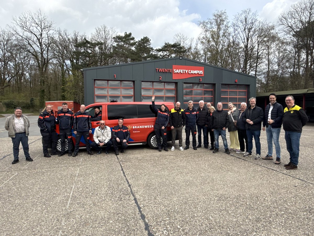 drsDannydeVries's tweet photo. Mooie eerste #paasdag. Mijn oude brandweerkorps uit #Oudewater kwam namelijk op bezoek. Dus leerzaam programma bij de Twente Safety Campus #RiskFactory Uiteraard naar #RTVOost en #Roombeek. Mooie afsluiting bij #Lonneker #Paasvuur https://t.co/nlv7F0H5a8
