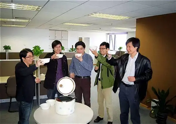 XiaomiJapan's tweet photo. 【本日はXiaomiの誕生日】
16歳になりました。日本で言うと高校1年生ですね。

引用リポストでお祝いコメントをしてくれた人の中から抽選で1名様に、Google Playギフトコード1,000円分と、Xiaomi Store日本一号店であるイオンモール 浦和美園店の復刻記念マグネットをプレゼントします。

全ての始まりは、一杯のお粥（小米粥=Xiaomi zhou）でした。
当時は現在の巨大なエコシステムからは想像もつかないほど小さなスタートでした。
16年前の今日、創業者の雷軍（レイ・ジュン）氏を含む8名が、中国は中関村の小さなオフィスに集まり、お粥（小米粥）を食べて団結を誓い合ったことが今のXiamiの礎となっております。

これからもInnovation for Everyoneを胸に刻みつつ、
皆様をワクワクさせる製品・サービスを展開してまいります。

引き続きよろしくお願いいたします。
https://t.co/qtYN46of74