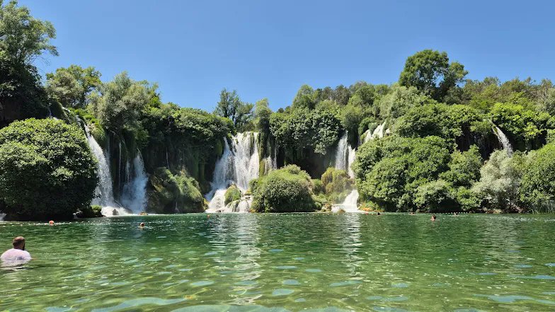 تعتبر شلالات كرافيتسا واحدة من أجمل المعالم الطبيعية في البوسنة والهرسك، ومن الوجهات التي لا غنى عن زيارتها

 للاستمتاع بالطبيعة  والأجواء الهادئة نوفر استئجار سيارة خاصة عند وصولك للبوسنة فتجربة القيادة وسط طبيعة البوسنة وصولاً لهذا الشلال هي رحلة بحد ذاته 🇧🇦
#البوسنة