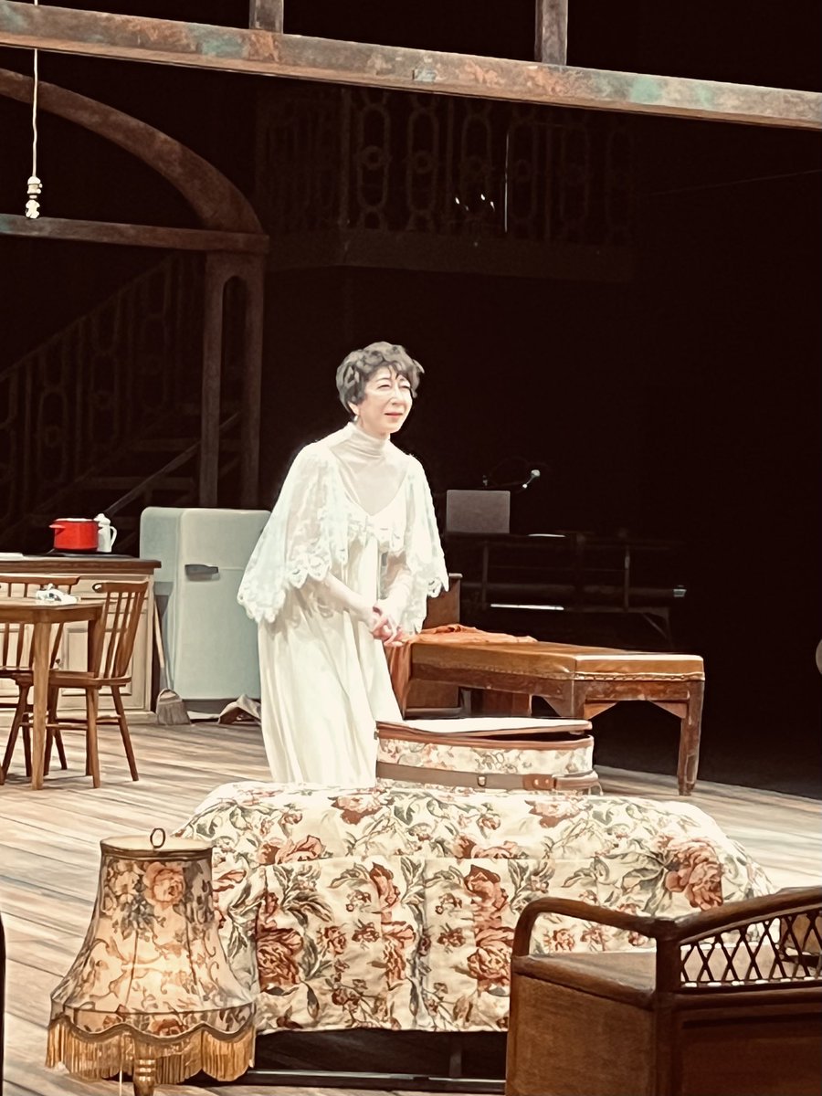 yokubou2026's tweet image. 『欲望という名の電車』全公演、終了しました

毎公演、チケットを握り締めご来場下さったお客様と、作品を通じて交感し合えましたことが、得難く貴重で特別な時間でした

安全運行に努めてくれたスタッフ、身を削って毎ステージ臨んでくれたキャスト陣にも、この場を借りて感謝を

どこかの駅でまた！