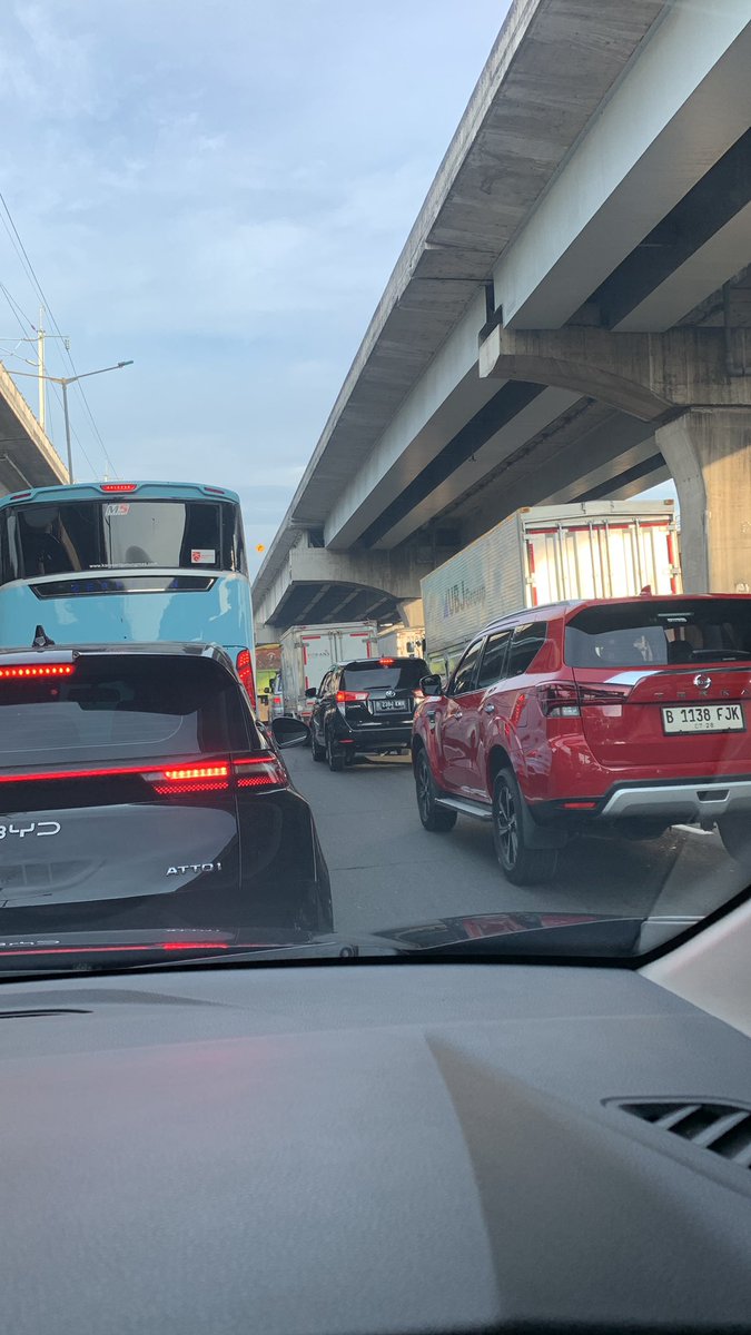 leonardoalff's tweet photo. @PTJASAMARGA Macetnya sudah sampai bekasi timur arah jkt, ada solusi kah? https://t.co/OgBgkE5k74