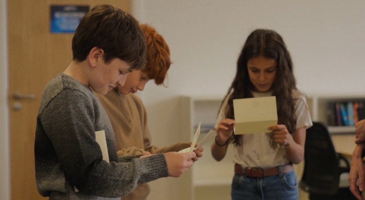 penaderepeticao's tweet photo. Eles descobrindo que foram escolhidos para interpretar o trio principal e que, por consequência,  irão obter a tão sonhada aposentadoria aos 20 anos ❤️🪶 https://t.co/kaU6KBCDDa